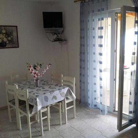Apartments "Sea View" Miki & Ivana Bol Room photo